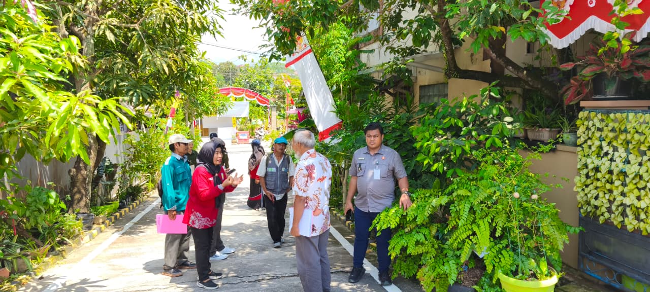 Lurah Sepinggan Nur Ilham (kanan) dan Ketua RT 61 Ning (baju merah) mendampingi para juri berkeliling dikawasan RT 61.