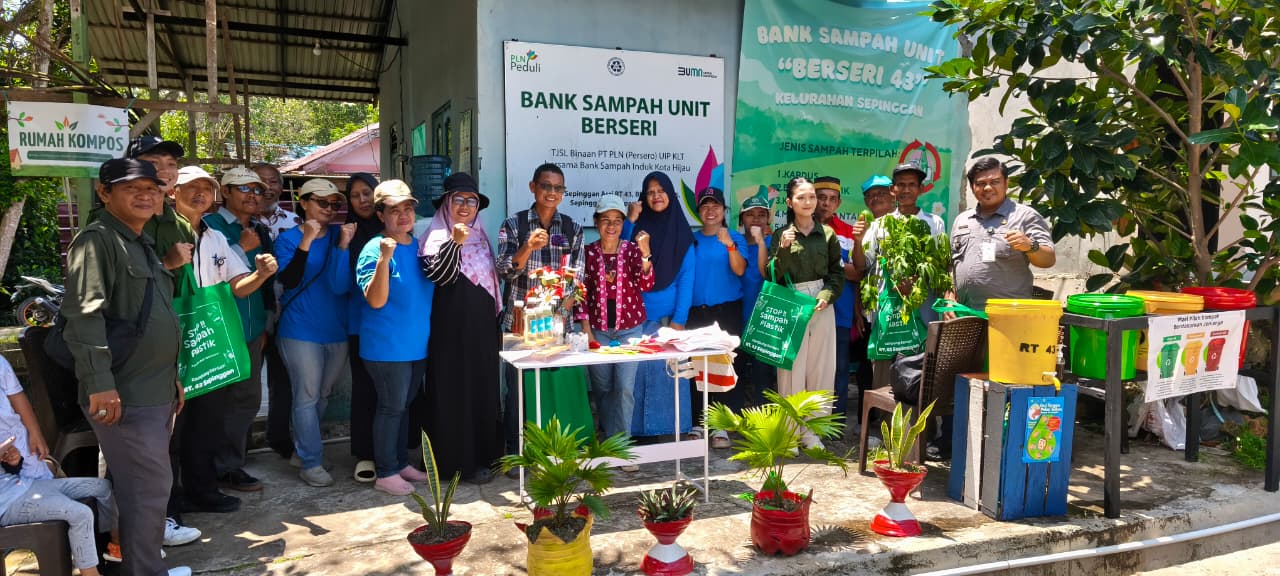 Tim juri mengunjungi Bank Sampah Berseri di RT 43 dan para kader dengan antusias menjelaskan berbagai inovasi pengelolaan sampah.  &nbsp;