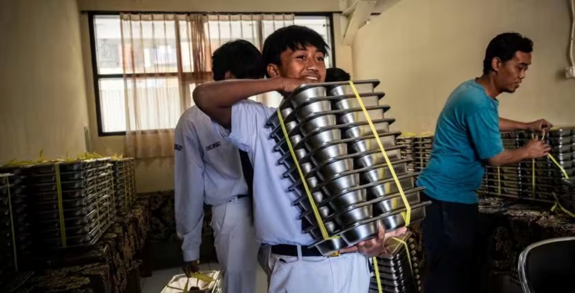 MBG: Pelajar di sebuah kota saat mengambil jatah makan dalam program MBG.