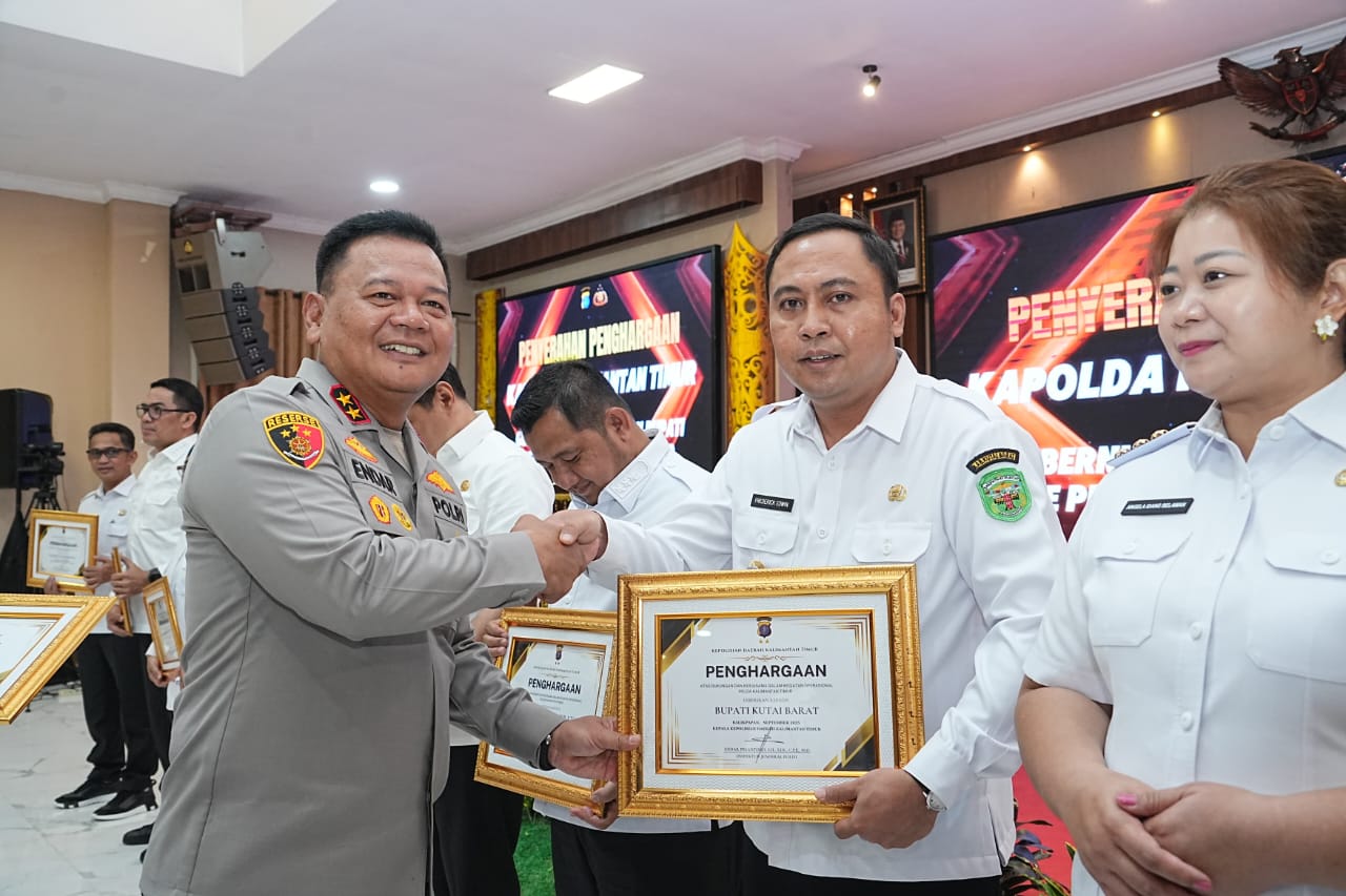 TERIMA PENGHARGAAN: Bupati Kutai Barat, Frederick Edwin (tengah) saat terima penghargaan dari Kapolda Kaltim, Irjen Pol Endar Priantoro