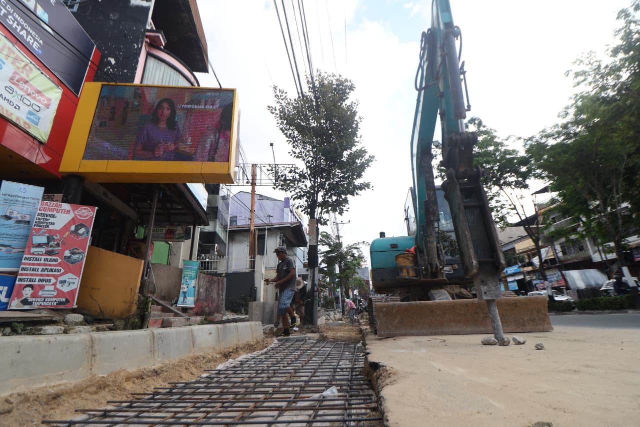 PANTAUAN: Kondisi terbaru pekerjaan drainase dan penataan trotoar Jalan Ahmad Yani, Rabu (24/9).