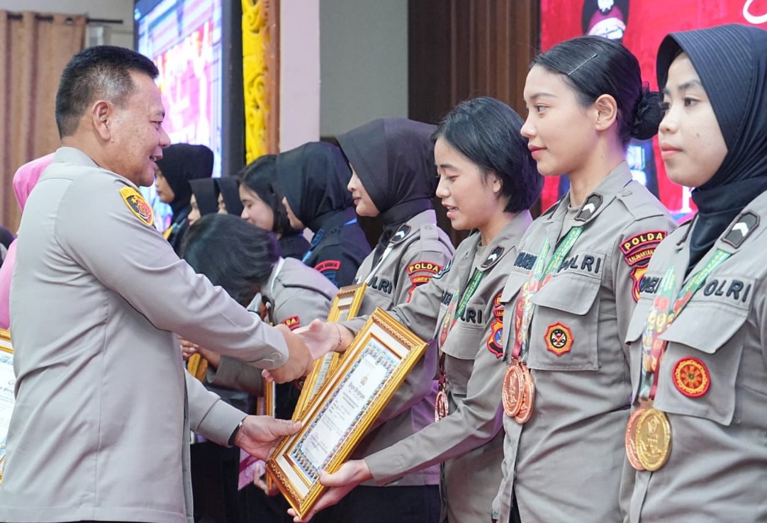 PENGHARGAAN: Di sela syukuran HUT Polwan, Kapolda Kaltim Irjen Pol Endar Priantoro memberi penghargaan ke sejumlah personel.