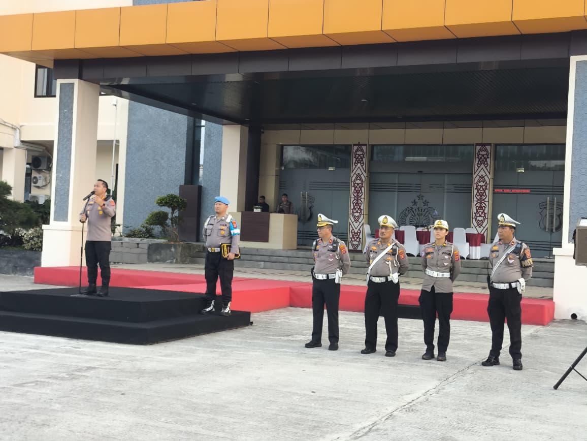 INSTRUKSI: Kapolresta Balikpapan Kombes Pol Anton Firmanto memberikan arahan dan instruksi personel Lalu Lintas.