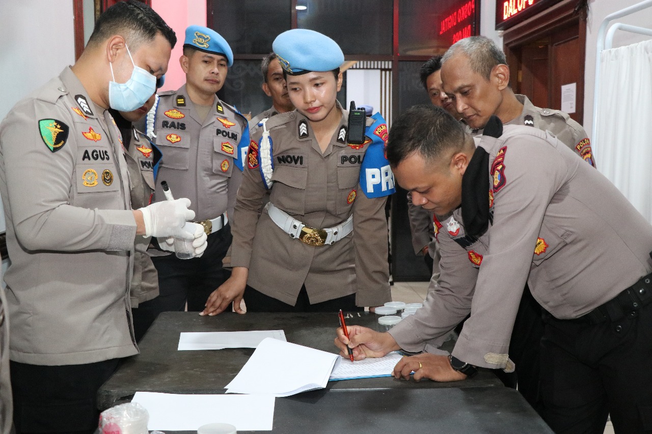 TES URINE: Personel Polda Kaltim mengambil sampel urine kemudian diserahkan ke petugas untuk dilakukan pengecekan.