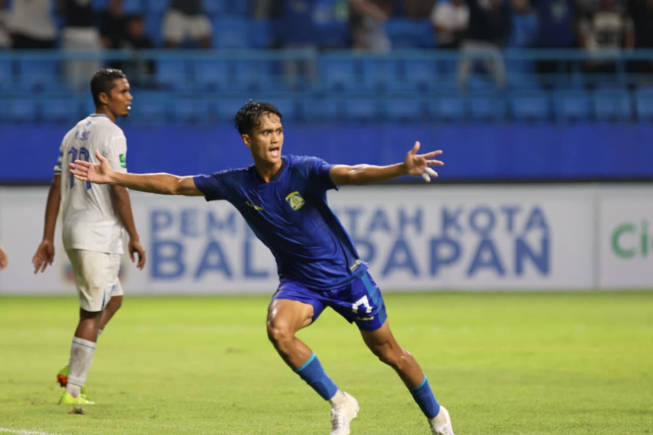 PENYELAMAT: Lorensius Sabda membawa Beruang Madu meraih tiga poin pertamanya.