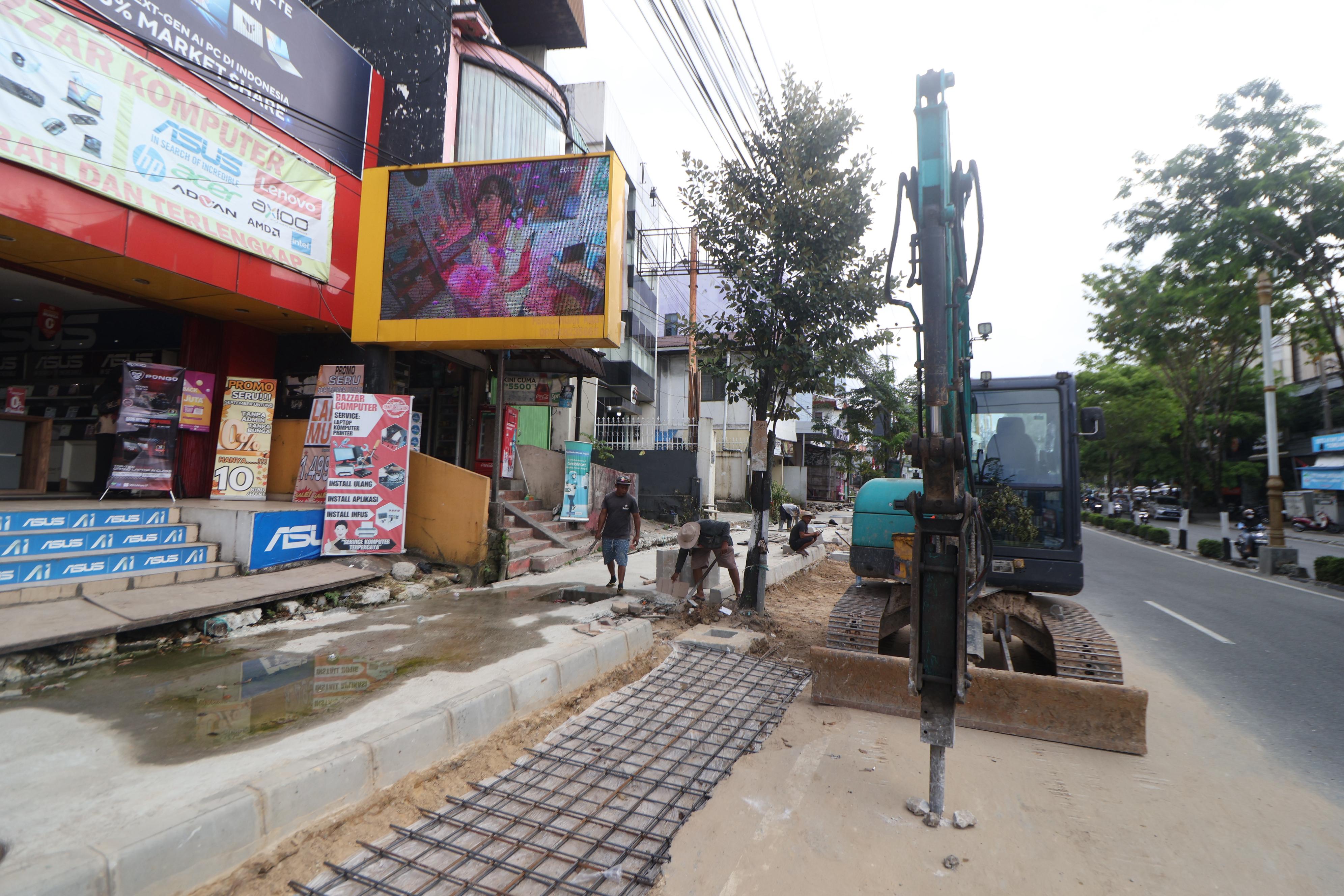 DIRAPIKAN: Kondisi perbaikan drainase dan penataan trotoar Jalan Ahmad Yani, Rabu (24/9).