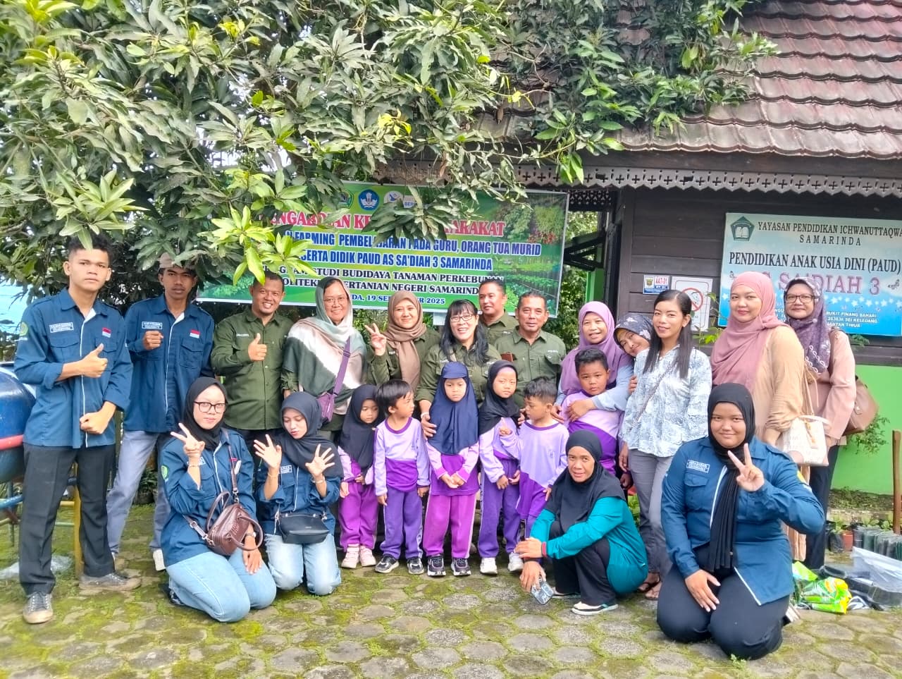 Foto bersama siswa PAUD dan pengurus beserta tim pengabdian masyarakat.