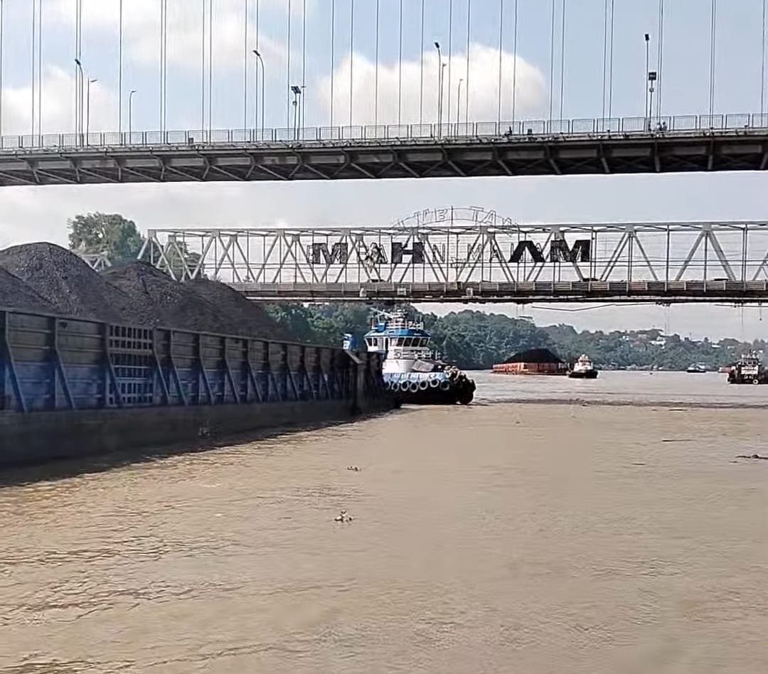 Setiap hari, sekitar 200 kapal bergerak melintasi sejumlah jembatan di sepanjang Sungai Mahakam. Pelindo menargetkan nihil insiden dengan pemasangan standar keselamatan. (BAYU/KP)