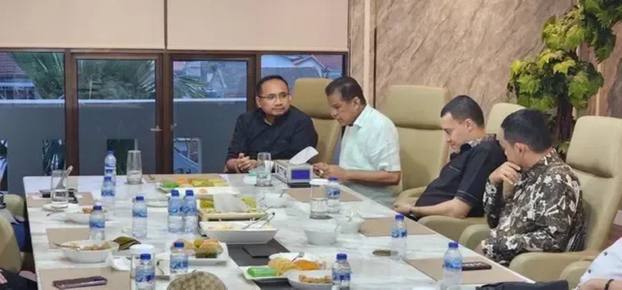 BEREDAR: Foto Yaqut Cholil Qoumas dan pemilik travel beredar di masyarakat yang kini menimbulkan dugaan terkait pembagian kuota tambahan puluhan ribu jamaah haji.