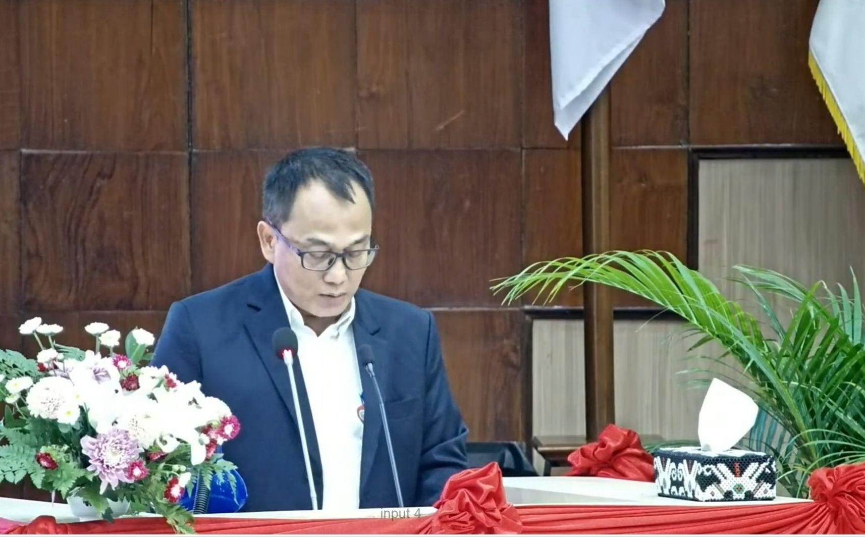 Asisten II Sekretariat Provinsi Kaltim, Ujang Rachmad membacakan tanggapan atas pandangan fraksi itu di hadapan anggota DPRD, Rabu (24/9).