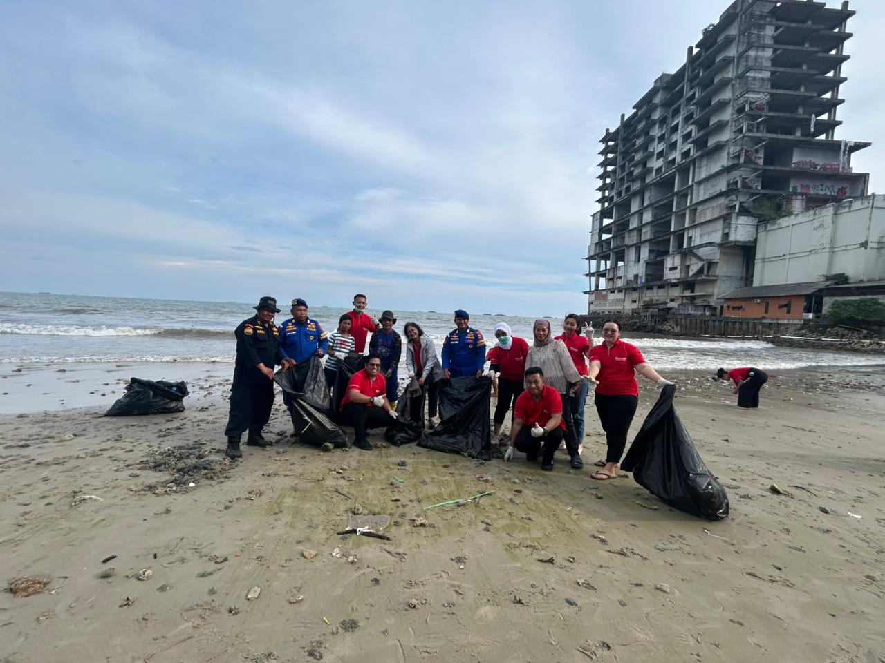 PEDULI LINGKUNGAN: Aksi bersih pantai menegaskan komitmen Swiss-Belhotel International dalam mengintegrasikan Corporate Social Responsibility ke dalam perayaan ulang tahunnya.