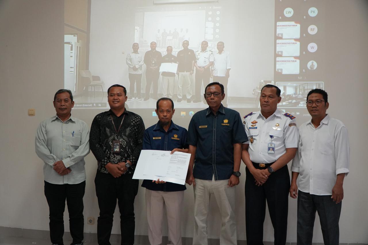 BERSINERGI: Penandatanganan Berita Acara Forum Konsultasi Publik yang berisi poin-poin dari hasil diskusi, dan masukan, yang akan ditindaklanjuti oleh KPKNL Bontang.