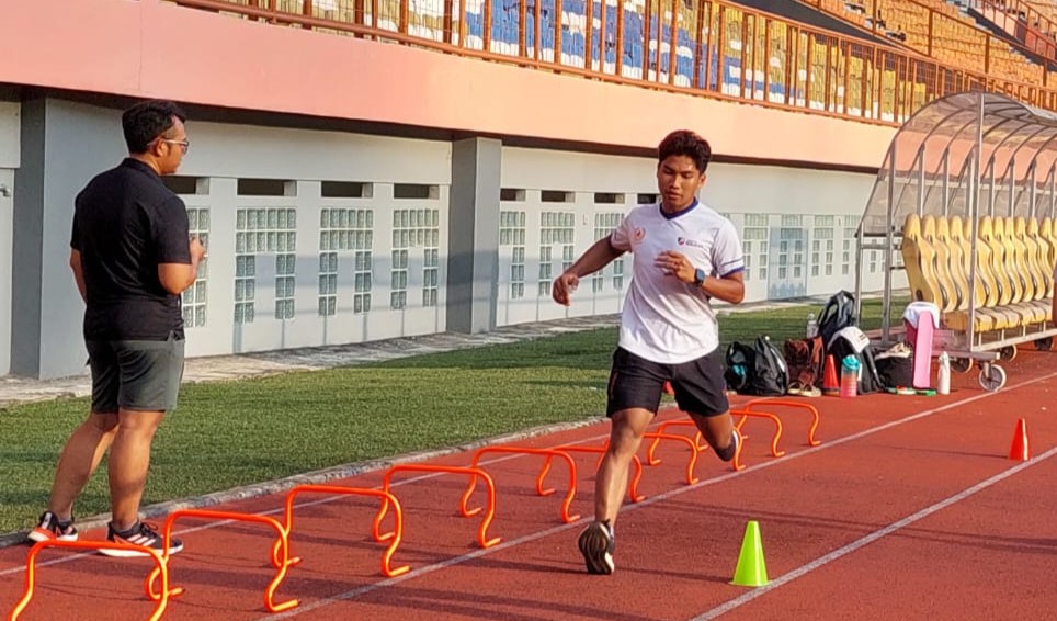 LATIHAN KETAT: Atlet squash Ahmad Fauzi menjalani latihan yang ketat dan penuh kebersamaan di Pelatnas.