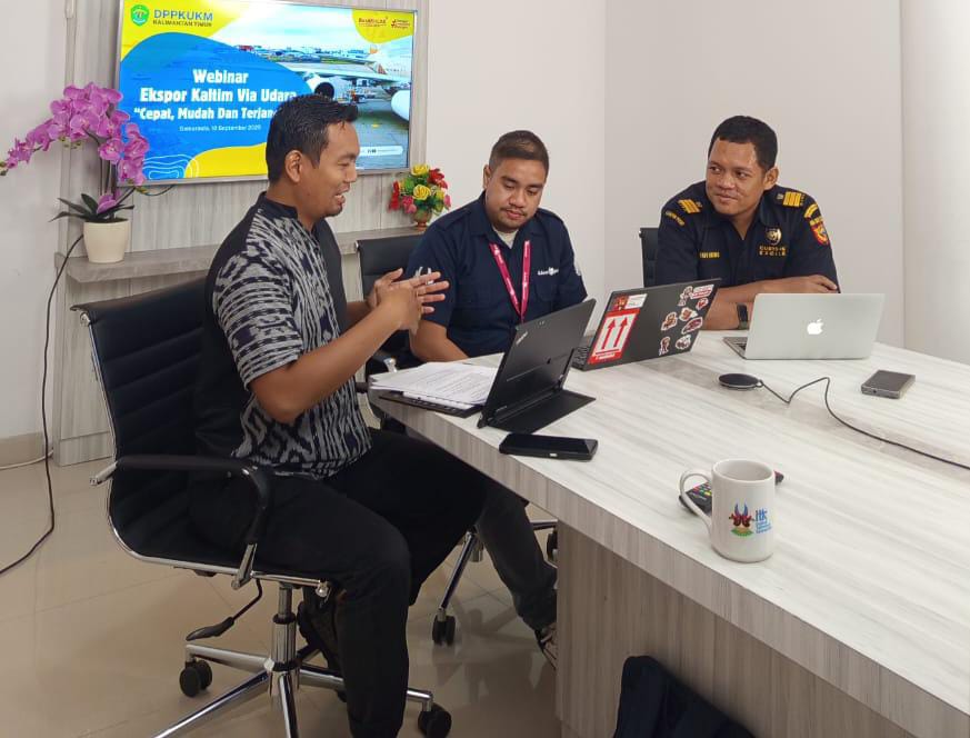 MENGEDUKASI: Webinar melalui Zoom Meeting dan Live YouTube di Ruang Rapat Ilat Sapi Disperindagkop dan UKM Kaltim, dan juga dihadiri langsung oleh para pelaku UMKM.