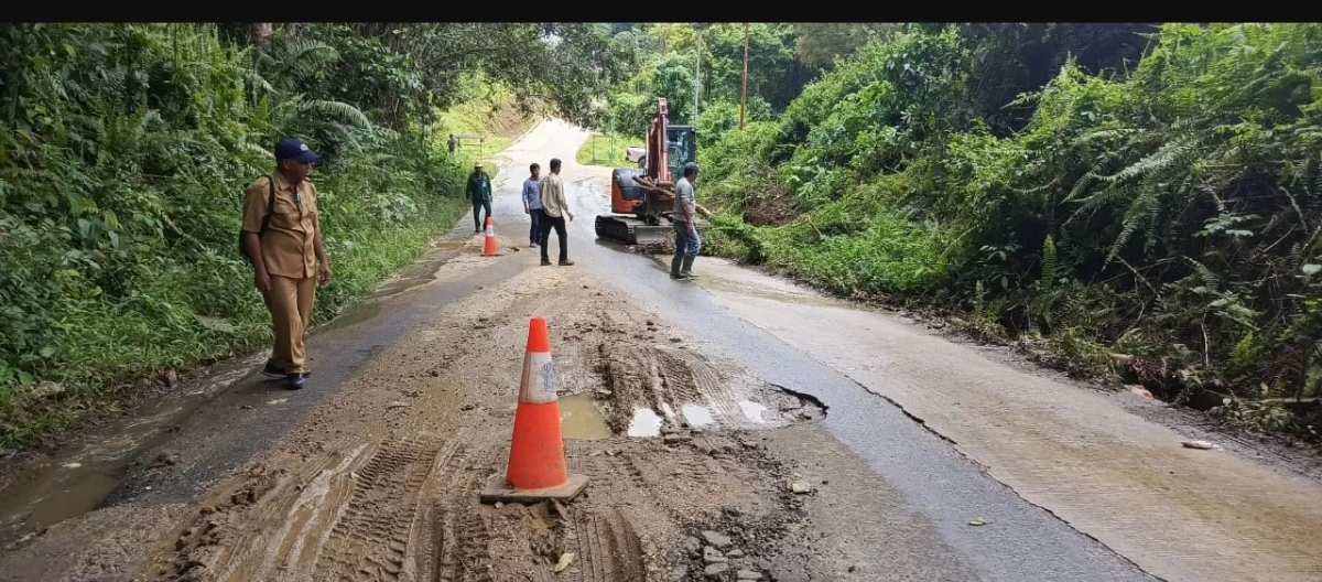 Kondisi ruas jalan di jalur Kubar&ndash;Samarinda yang kerap dikeluhkan warga, kini mulai mendapat perhatian. Pemprov Kaltim berencana membuat alternatif rute yang lebih pendek. (Foto Kaltim Post)