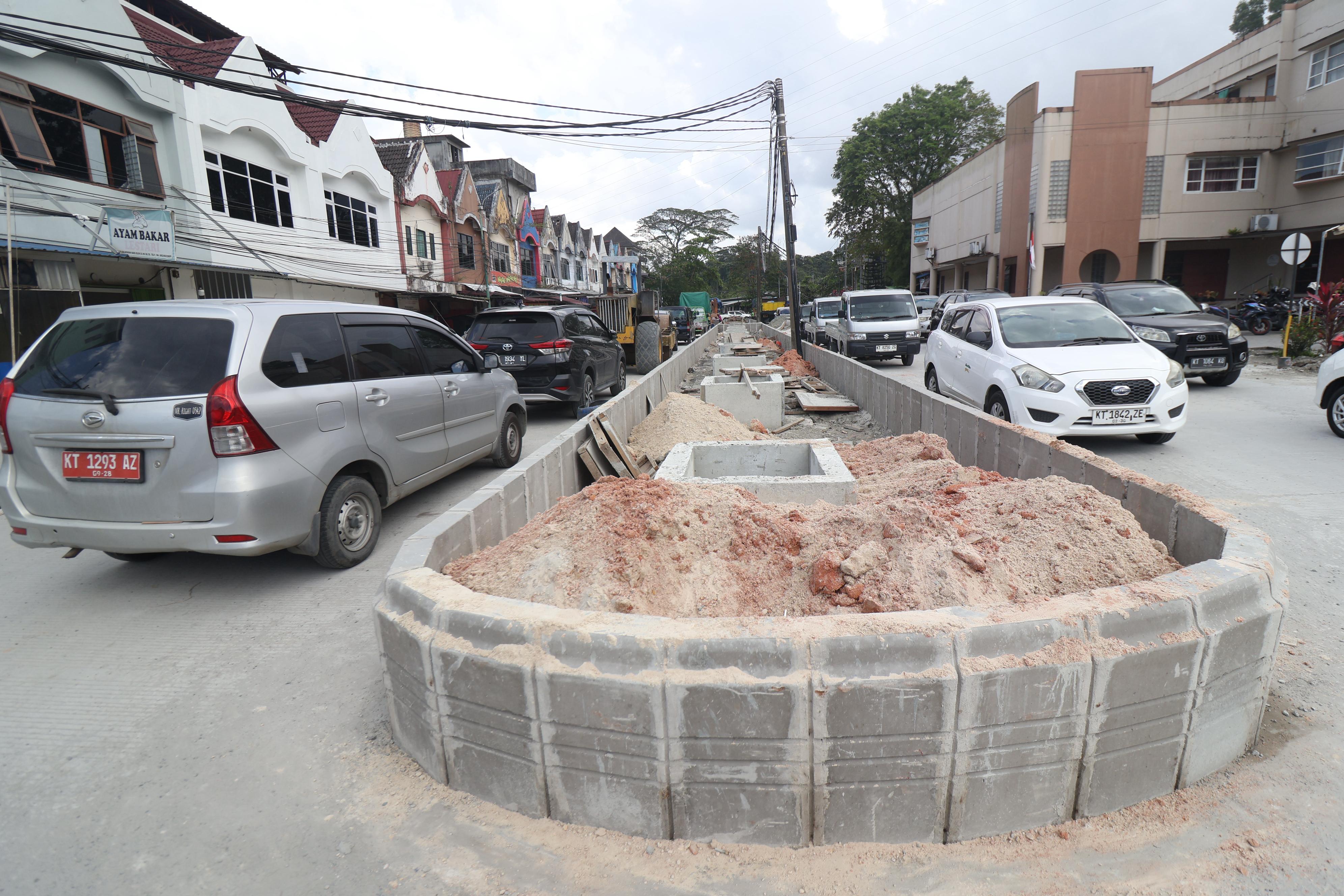 Kondisi pekerjaan peningkatan jalan lingkungan BB dan Jalan Tjutjup Suparna. (ANGGI PRADITHA/KP)