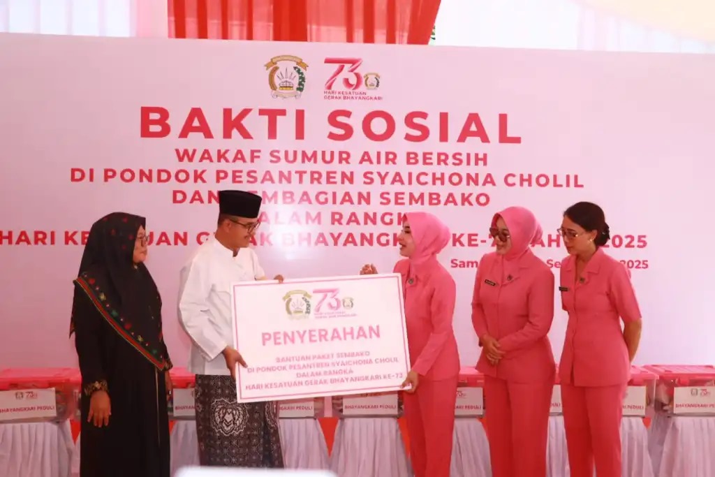 PEDULI: Bahayangkari Daerah Kaltim memberikan wakaf sumur bor pada pengurus Pondok Pesantren Syaichona Cholil, Samarinda.