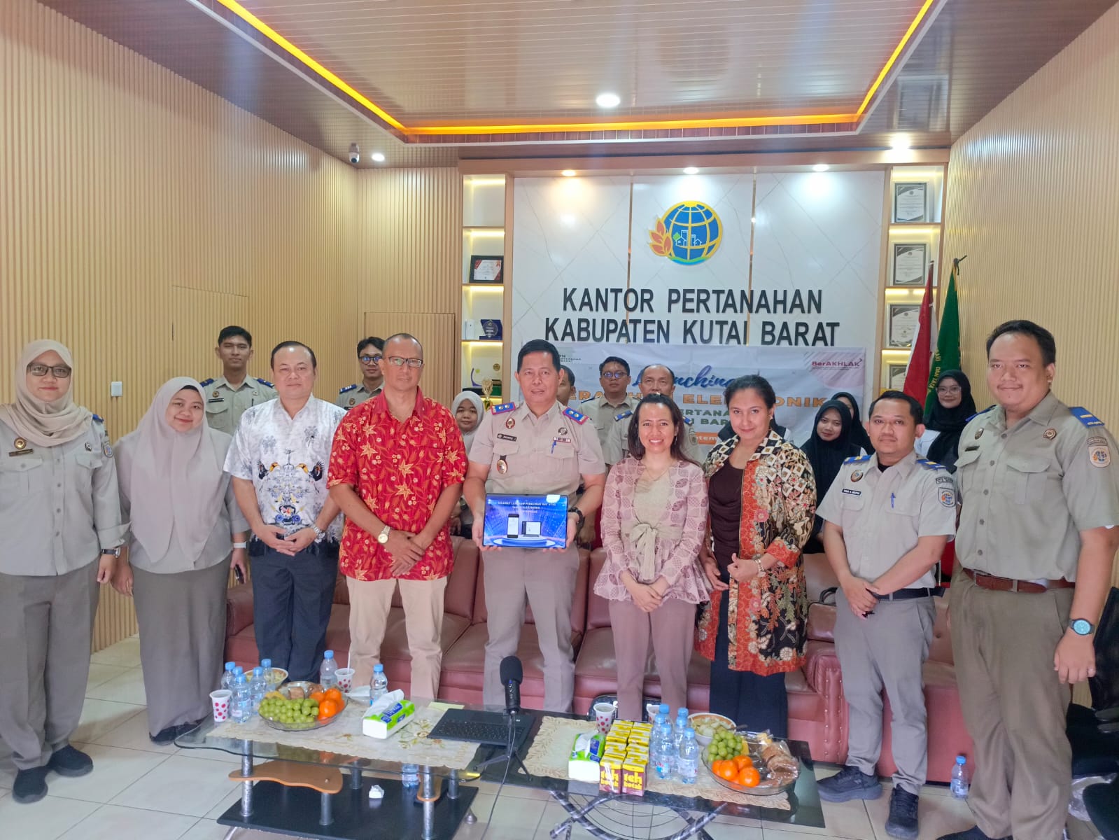 Kepala BPN Kubar, Zulkipli (tengah) bersama stakeholder terkait saat launching peralihan elektronik.