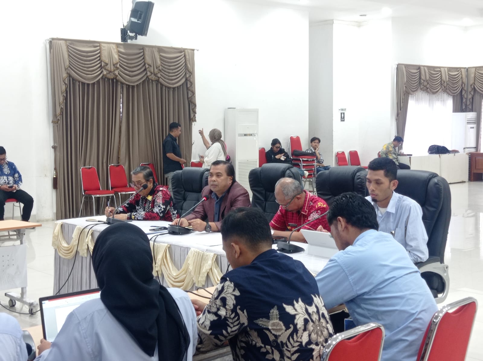 Kepala sekolah di Bontang membahas terkait program makan bergizi gratis (MBG) yang dinilai kurang variatif menunya. FOTO: ADIEL KUNDHARA/KP