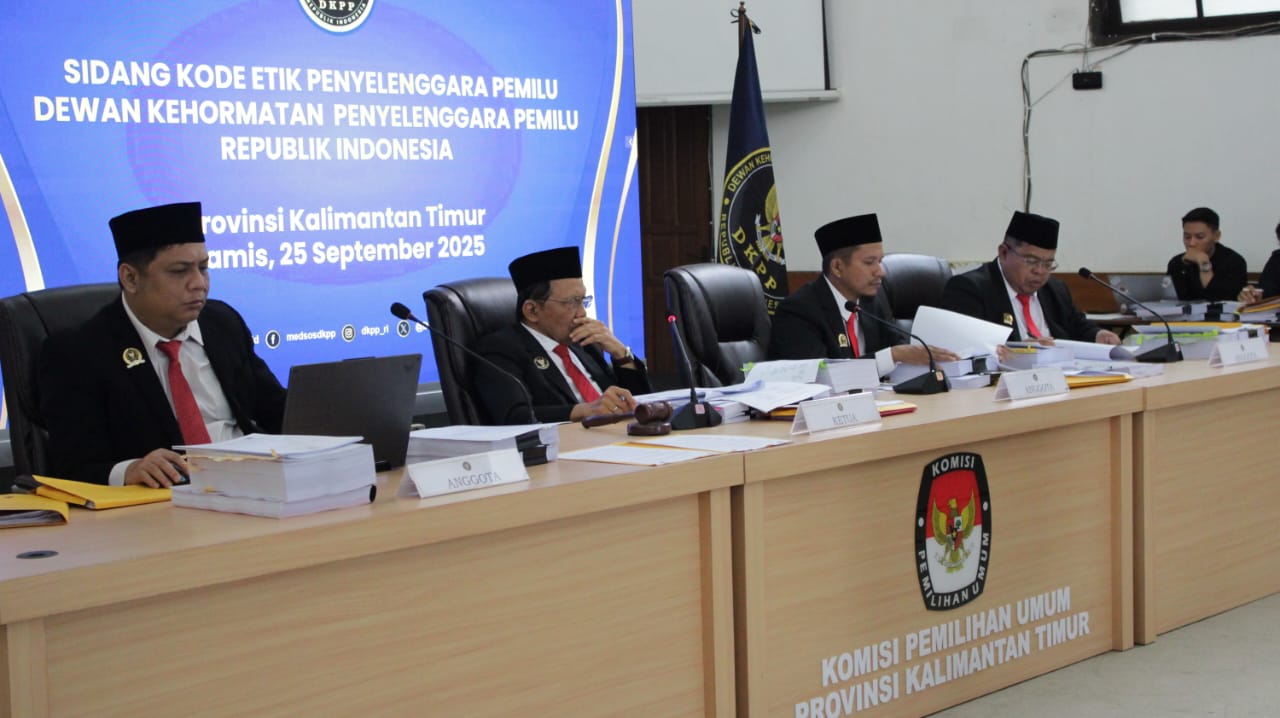 Majelis DKPP menggelar sidang dugaan pelanggaran etik KPU dan Bawaslu Kukar, Kamis (25/9/2025). (BAYU/KP)