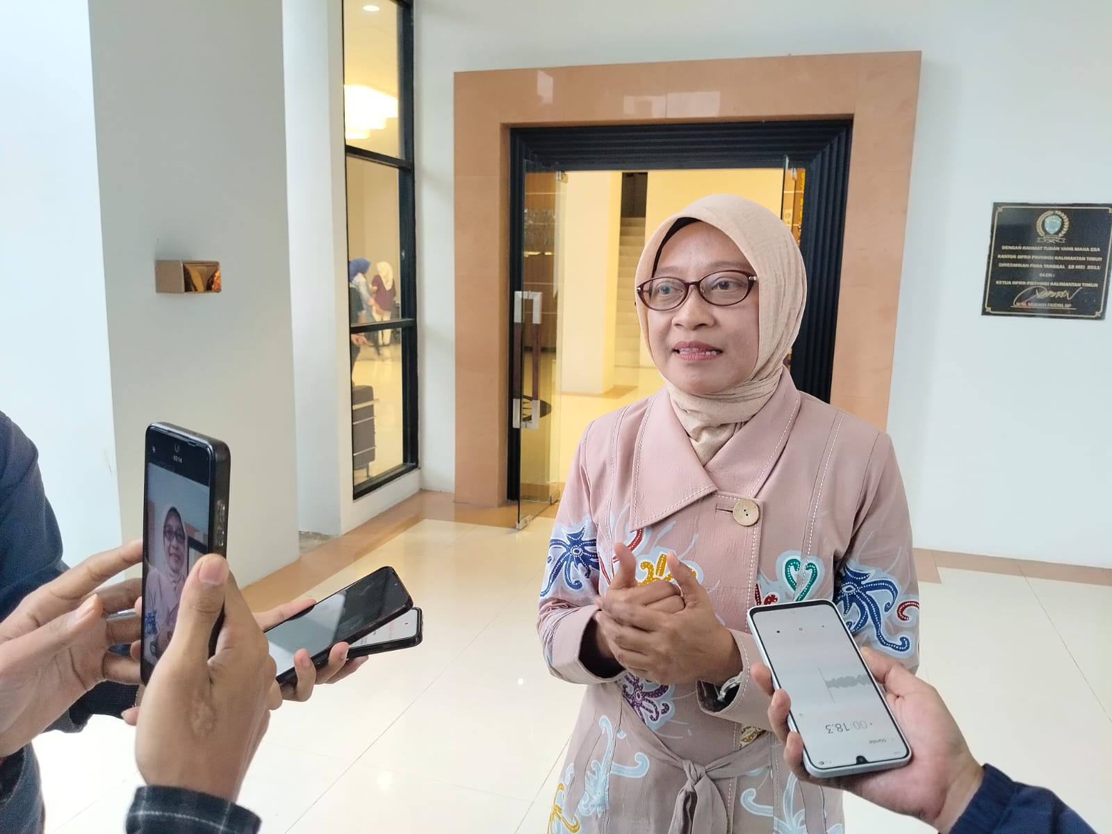 Sekretaris Provinsi Kaltim Sri Wahyuni diwawancarai awak media di Samarinda. (BAYU/KP)
