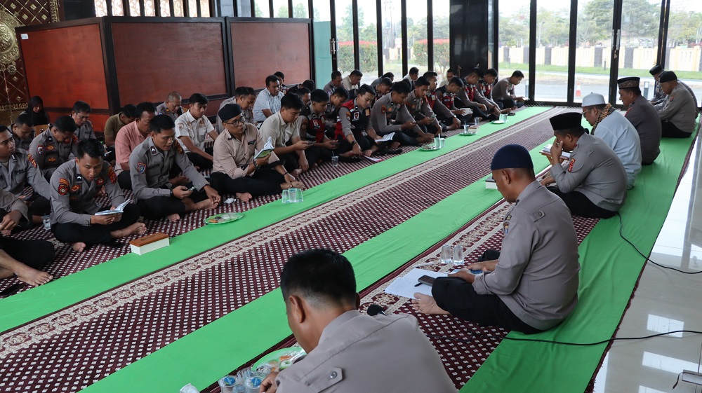Suasana binrohtal yang diikuti personel Polres PPU di Masjid Asy-Syurthoh Mapolres PPU.