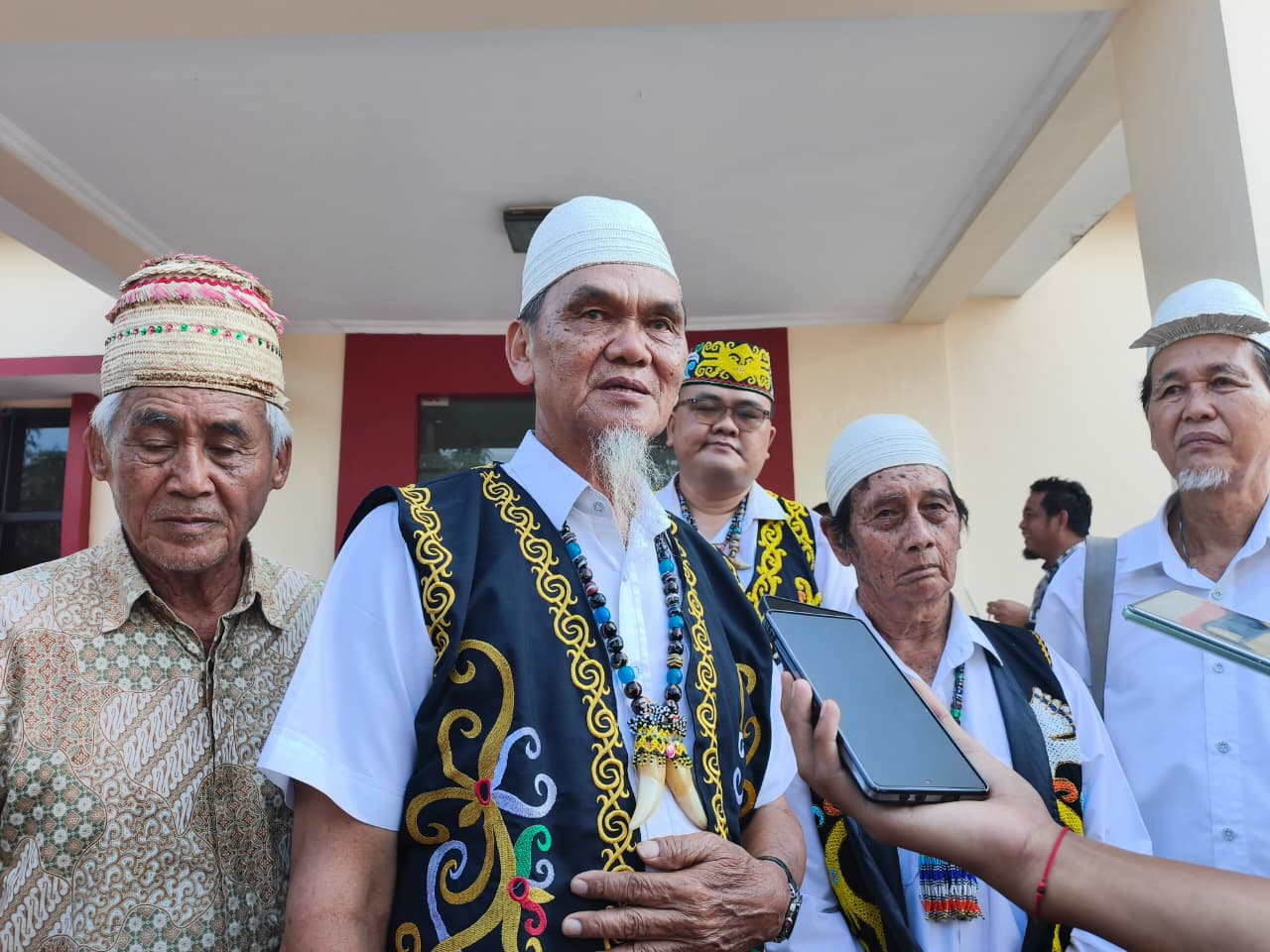 Kepala Adat Dayak Kenyah Kaltim, Gun Ingan (tengah), bersama tokoh adat lainnya usai bertemu Kasat Reskrim Polres Kutim.