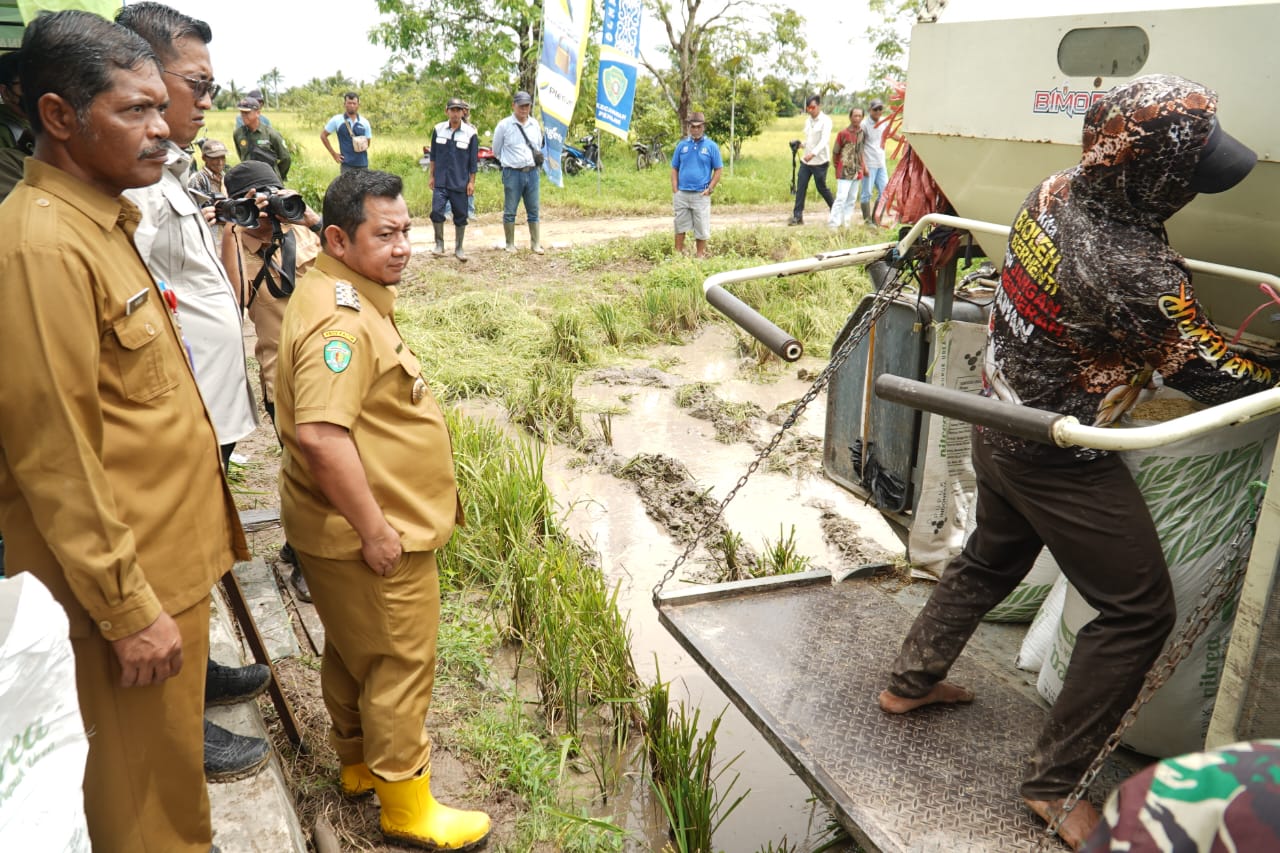 Andi Trasodiharto mendampingi Bupati PPU Mudyat Noor meninjau pemberian mesin pertanian bagi para petani Benuo Taka.