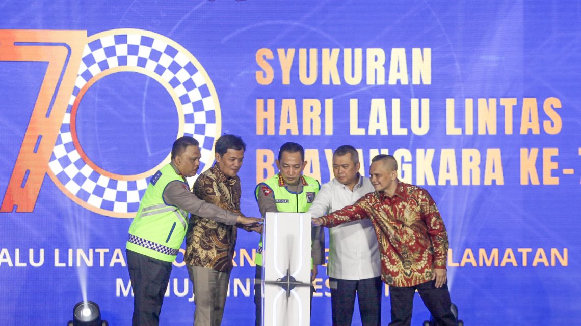 Kapolri Jenderal Listyo Sigit Prabowo (tengah) saat peluncuran aplikasi digital untuk mempermudah pengurusan dokumen lalu lintas.