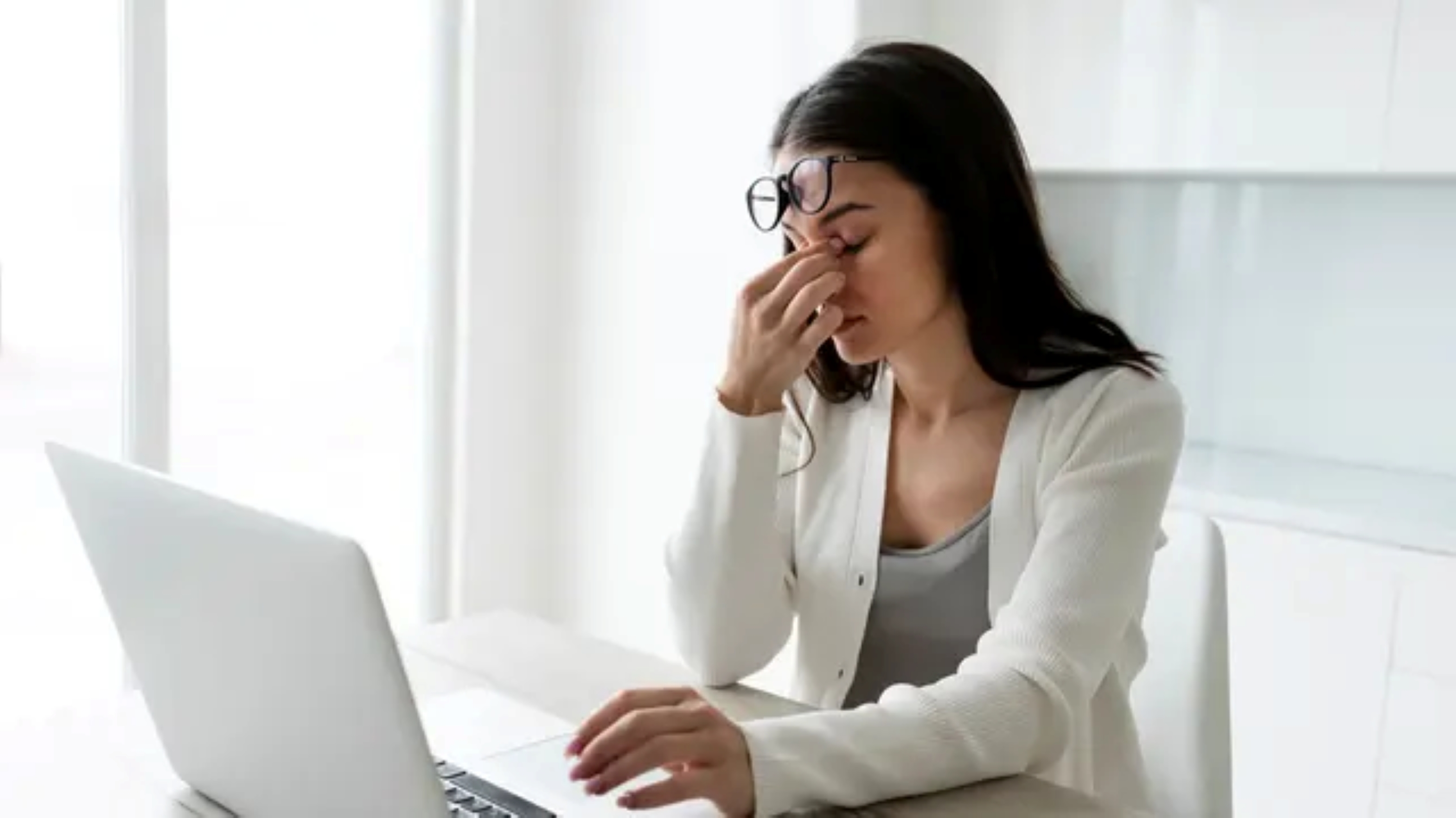 STRES: Kelelahan ekstrem secara fisik, emosional, dan mental akibat stres berkepanjangan dikenal sebagai burnout, yang bukan hanya rasa capek biasa.