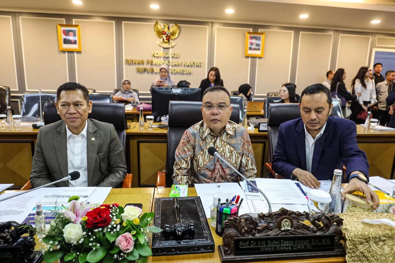 Wakil Ketua DPR (tengah) Sufmi Dasco.