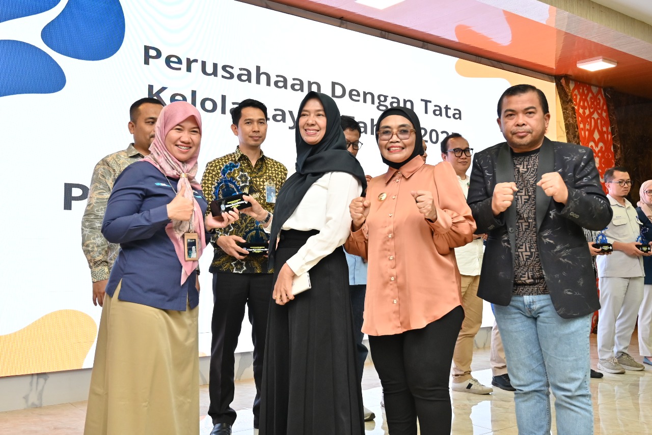 BOLEH BANGGA: PLN UP3 Bontang berhasil meraih Predikat Perusahaan dengan Tata Kelola Layak Tahun 2025 dari Disnaker Kota Bontang yang diserahkan pada Selasa (23/9).