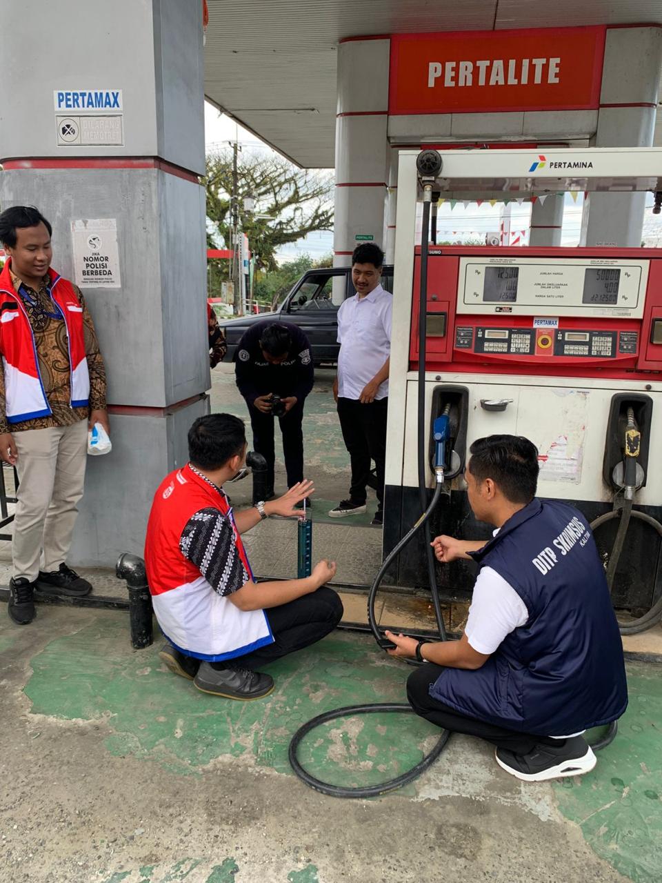 MASIH SESUAI STANDAR: Satu dari empat SPBU yang disidak tim gabungan. Hasilnya kualitas dan kuantitas BBM yang didistribusikan masih sesuai standardisasi.