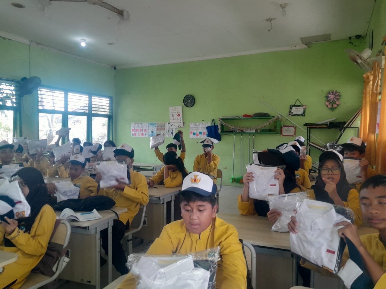 Pelajar di SMP 1 Bontang telah mendapatkan seragam sekolah gratis untuk kelas 7 dan 8, sementara sepatu masih menunggu sisa pengiriman dan tas belum ada informasi kapan datang.