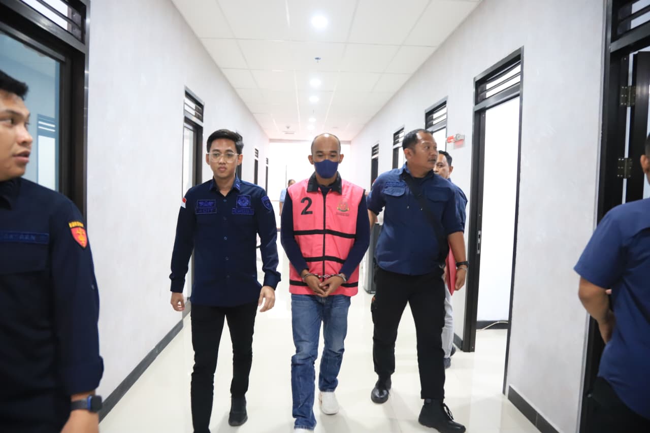 Kejati Kaltim menetapkan dan menahan tersangka baru, berinisial A, dalam perkara korupsi penyertaan modal di PT BKS, Kamis (25/9/2025). (Sumber: Penkum Kejati Kaltim)