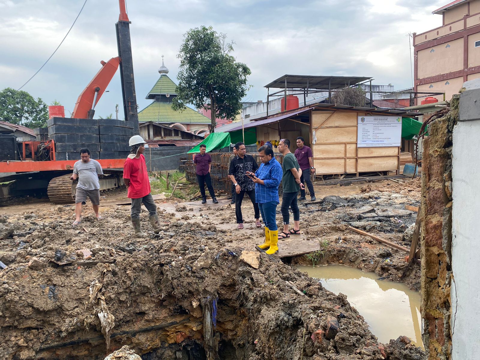 PENINJAUAN: Wakil Wali Kota Bontang melihat kondisi area pembangunan parkir RS Tipe D yang mengakibatkan satu rumah warga terendam air.