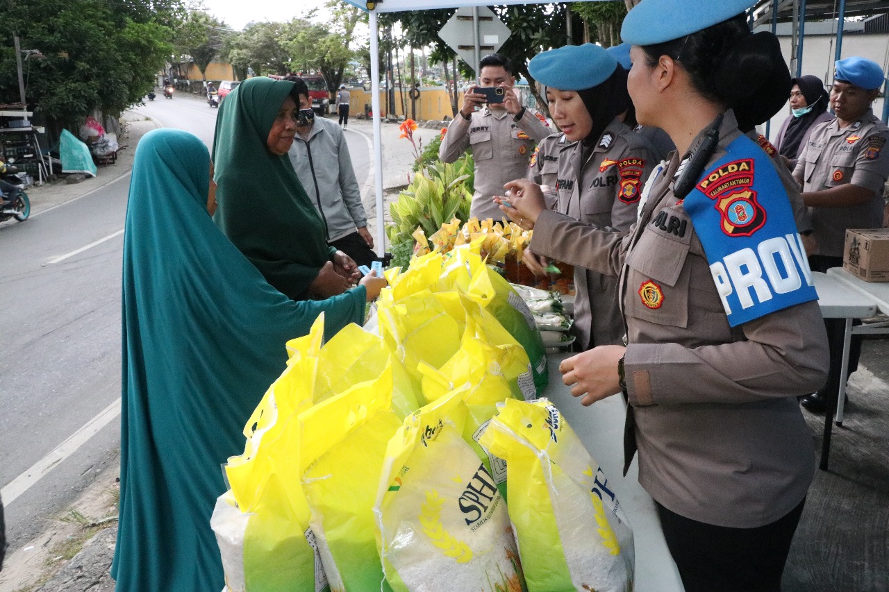 SEMBAKO TERJANGKAU: Polda Kaltim menggelar pasar murah di kawasan Gunung Bahagia. Aneka ragam sembako dengan harga terjangkau diburu warga setempat.