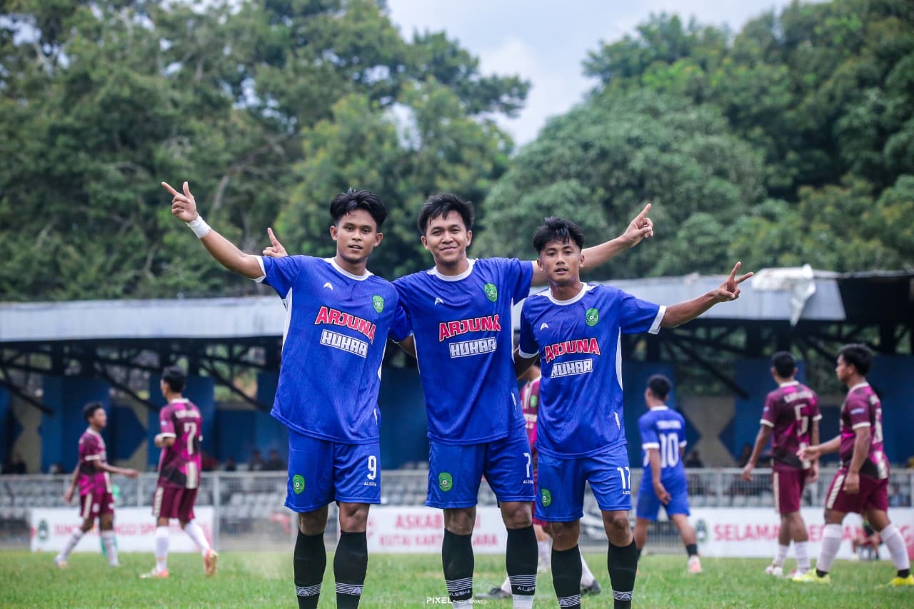 Para pemain Tenggarong melakukan selebrasi setelah mencetak gol ke gawang Loa Kulu.