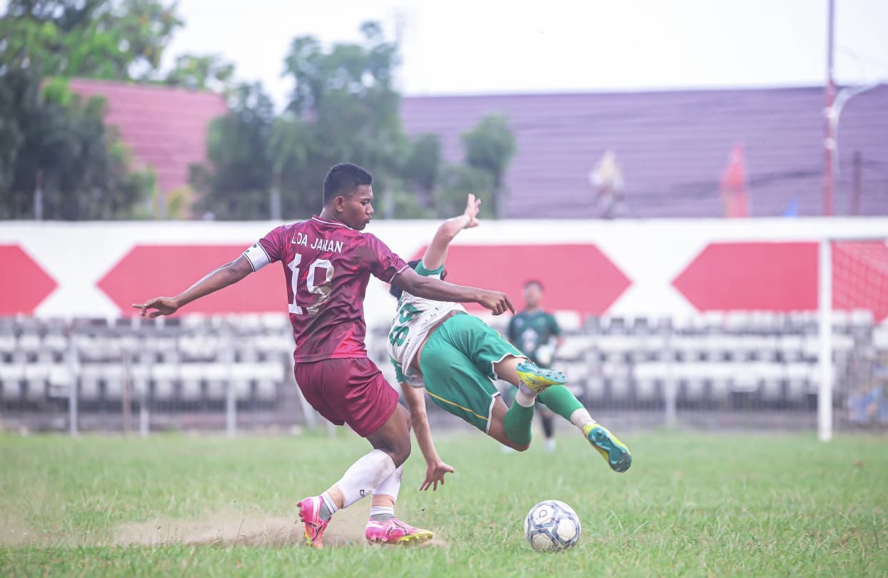 Kapten tim Loa Janan Huda Dwi Arifin merebut bola dari kaki pemain Muara Badak.