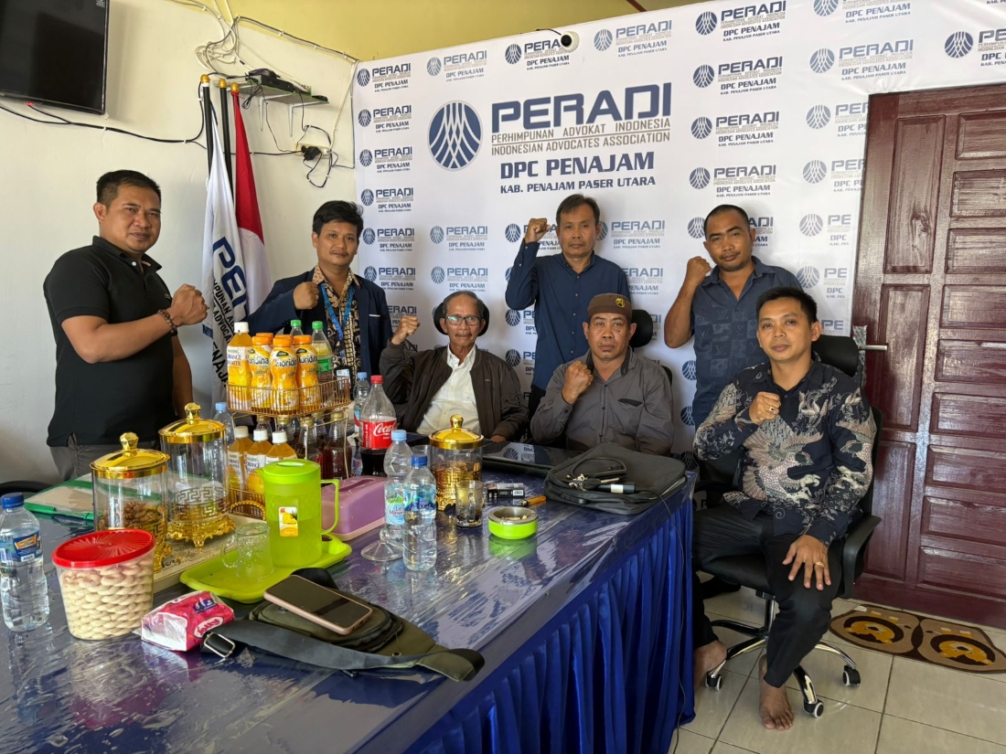 SOMASI: Kepala Adat Paser Sepaku, PPU, Syahnan (dua kanan, duduk) bersama kuasa hukum di Kantor Peradi PPU-Paser.