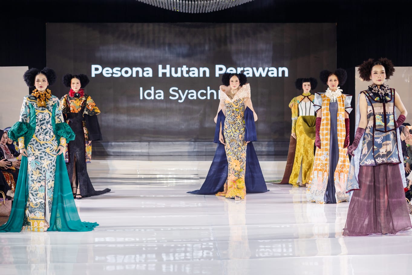 WASTRA LOKAL: Pesona Hutan Perawan adalah debut brand IS dari Ida Syachruni, owner Batik Tenun Vi dengan mengangkat keindahan kain-kain batik khas Balikpapan dan Kaltim.