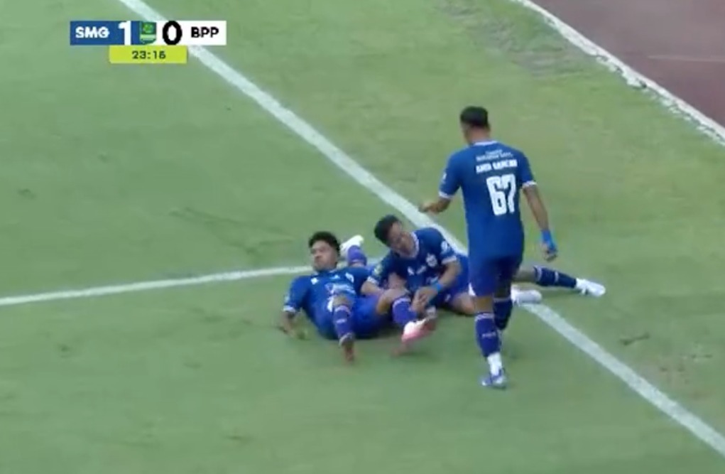 PSIS vs Persiba Balikpapan. PSIS unggul 1-0 di babak pertama.