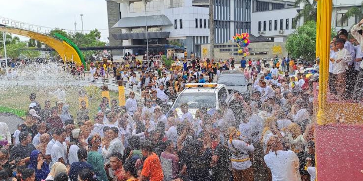 Upacara adat belimbur yang digelar di ujung Erau menjadi puncak kebahagiaan masyarakat. (FOTO: IST)