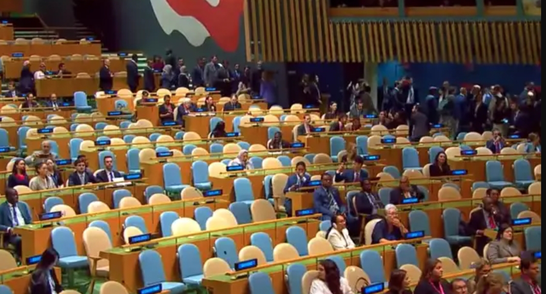 Sebagian besar kursi delegasi tampak kosong usai sejumlah perwakilan negara walk out saat PM Israel Benjamin Netanyahu pidato di Sidang Umum PBB, New York, Jumat (26/9/2025). (Foto: youtube/United)