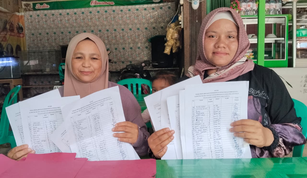 TOLAK: Perwakilan masyarakat Kampung Muara Tae, Nurhayat dan Halimah menyampaikan petisi dan bukti dukungan berupa tanda tangan warga.
