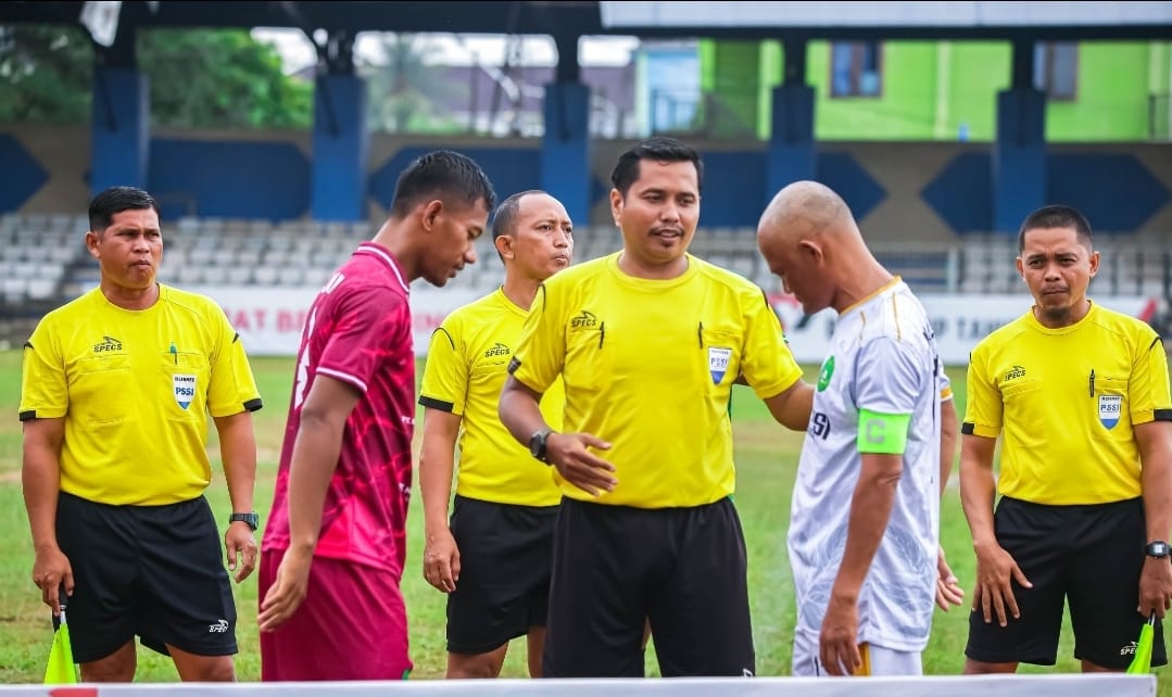 KURANG LAYAK: Wahyudin, wasit yang memimpin pertandingan Kecamatan Loa Janan vs Loa Kulu dianggap merugikan kedua tim dengan beberapa keputusannya.