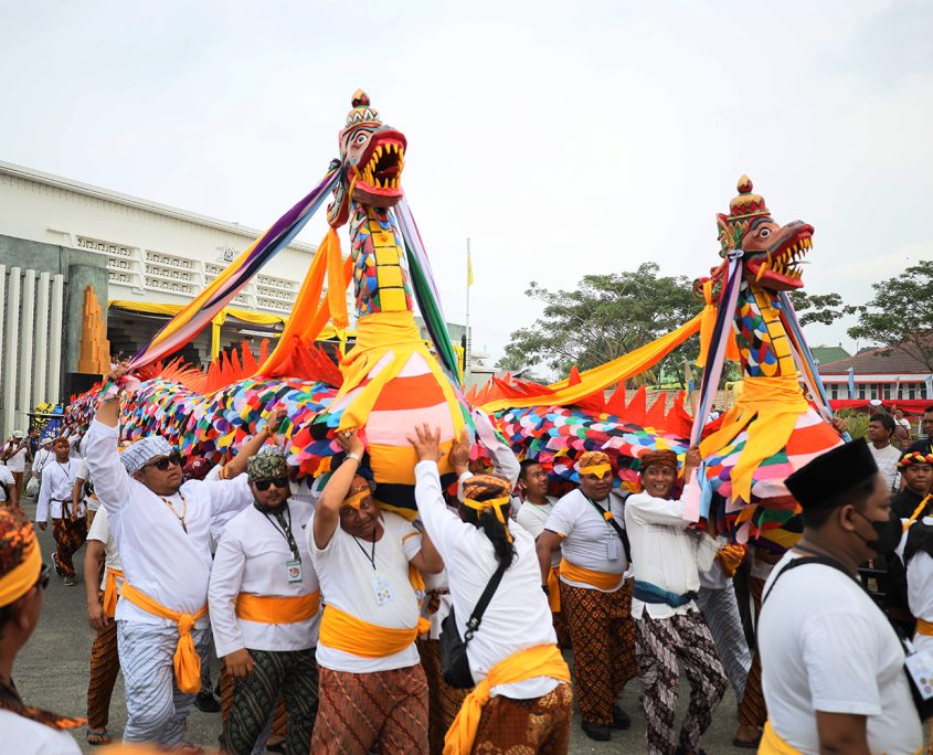 Tradisi Mengulur Naga dalam Festival Erau.