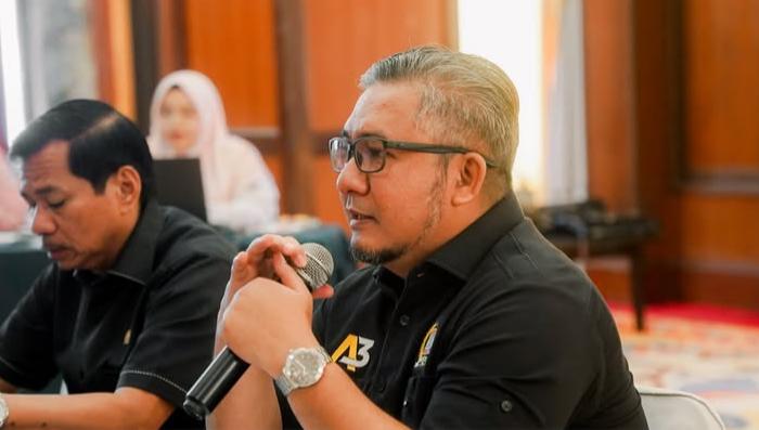 EVALUASI KINERJA: Ketua Bapemperda DPRD Balikpapan Andi Arief Agung memimpin rapat kerja evaluasi Program Pembentukan Peraturan Daerah (Pro-Pemperda) 2025 bersama Pemkot Balikpapan.