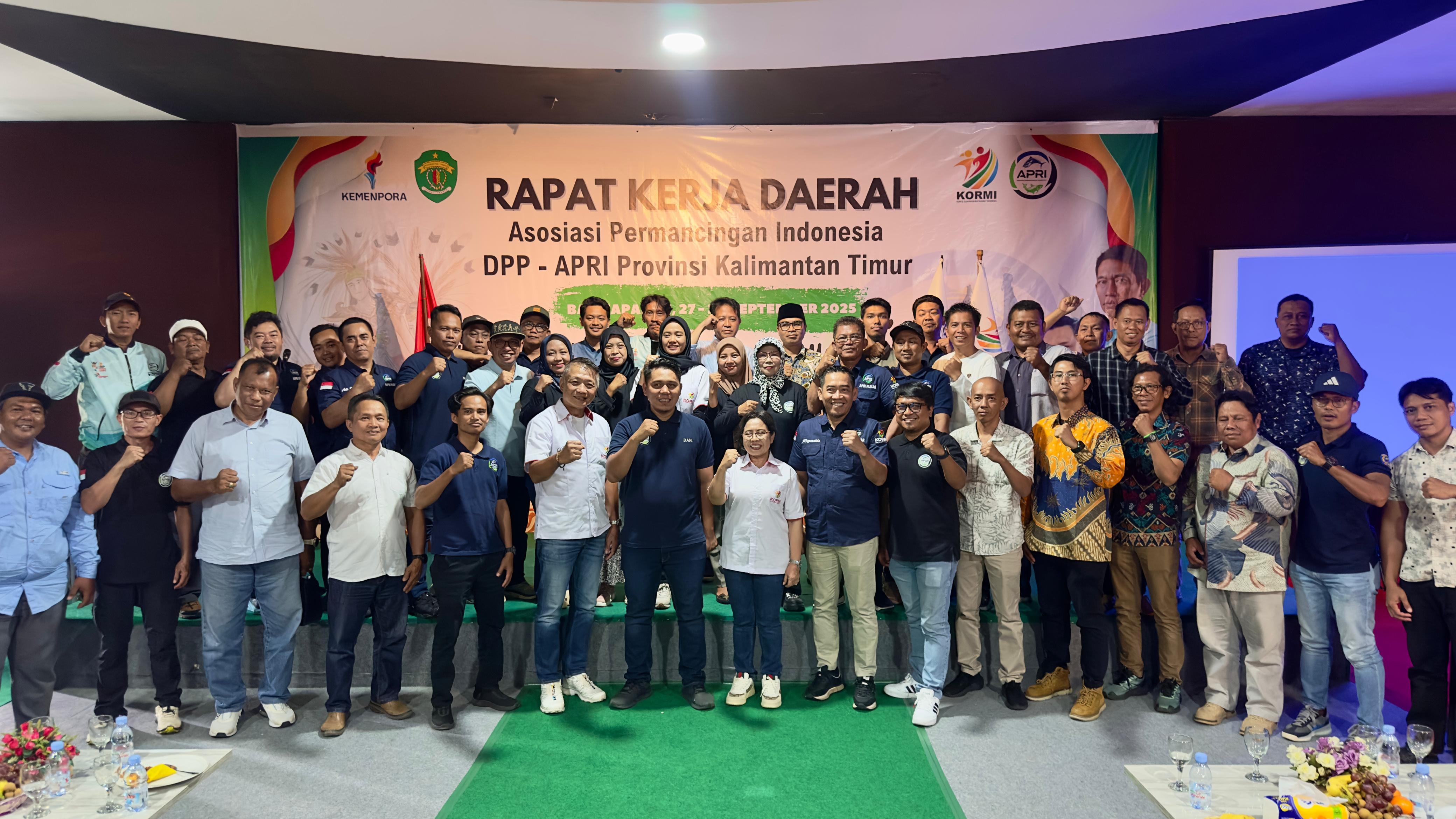 Tri Murti Rahayu (tengah) bersama pengurus APRI Kaltim dan kabupaten/kota dalam pembukaan rakerda di Asrama Haji Balikpapan, Sabtu (27/9).