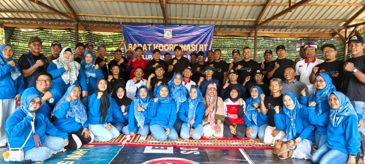 Camat Balikpapan Tengah, Lurah Sumber Rejo, Ketua LPM, Ketua PKK, para ketua RT, dan pengurus LPM berbaur hangat dalam rakor RT.